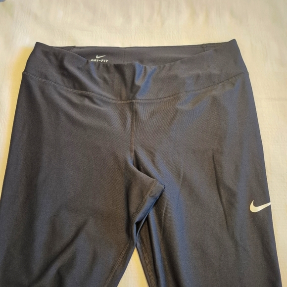 Nike women's size XL black cropped leggings, EUC or better - Picture 3 of 7